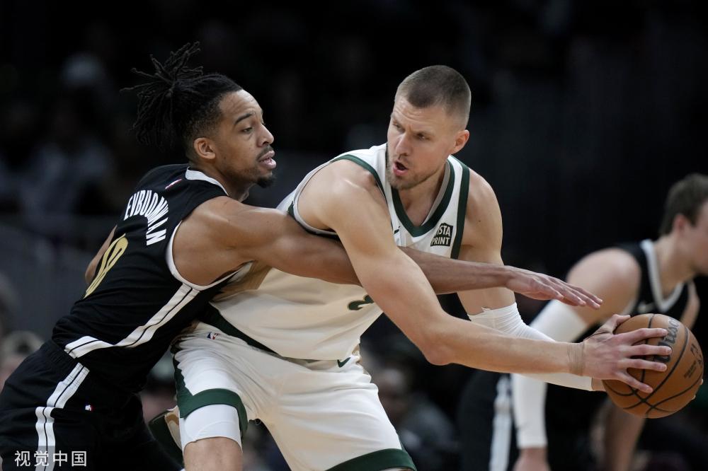 边裁举旗示 边裁举旗示